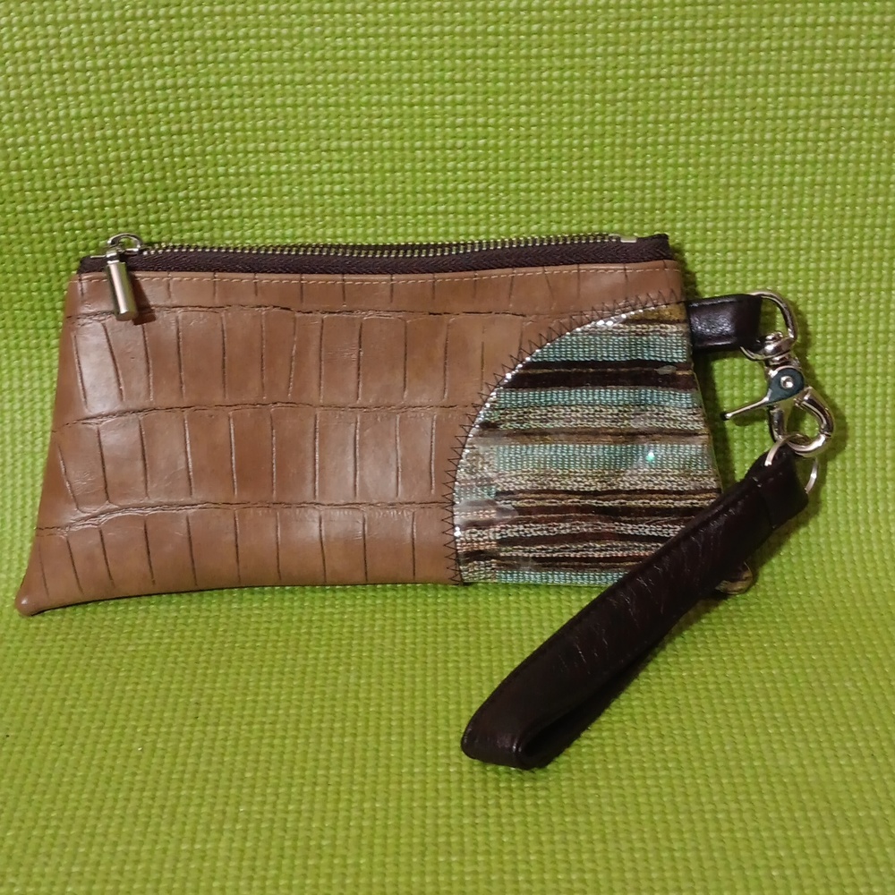 VTG ellu by Leslie Pozen Made in the USA Ostrich leather wristlet